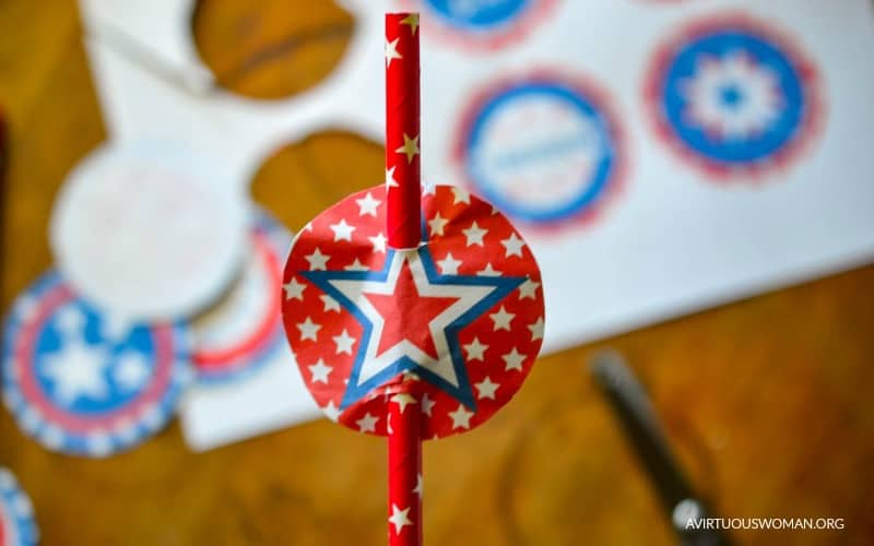Celebrate Independence Day with these fun Free Printable 4th of July Straw Toppers @ AVirtuousWoman.org