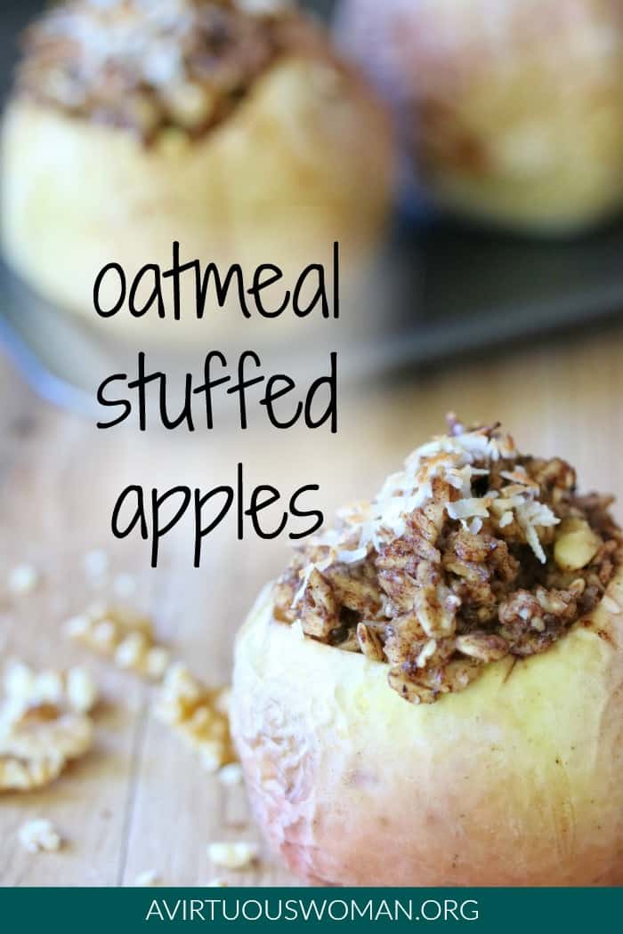 Oatmeal Stuffed Apples | Easy, Healthy Recipe @ AVirtuousWoman.org #breakfast #easyrecipe #fallrecipes